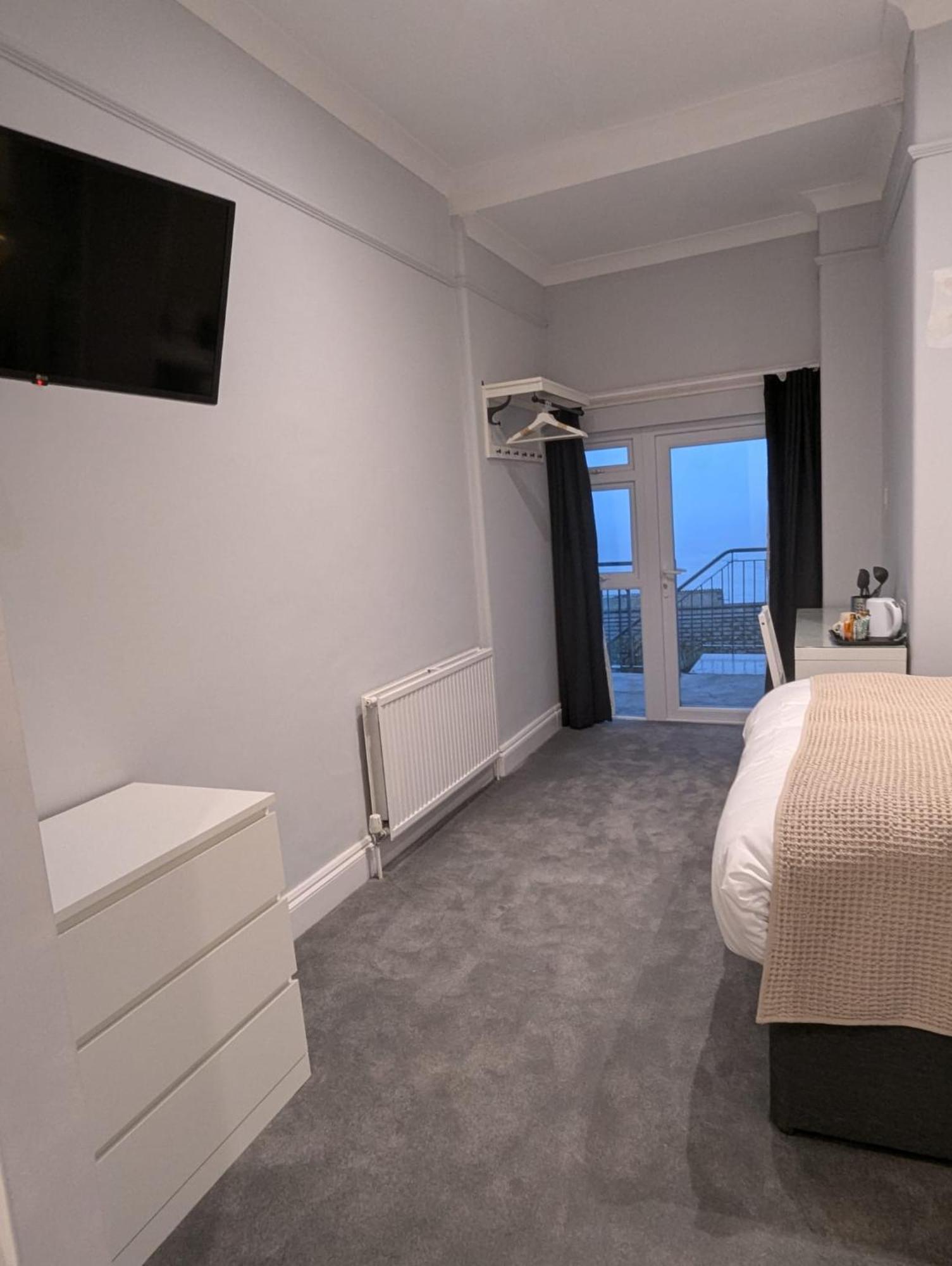 Fieldhead Hotel, Hotel